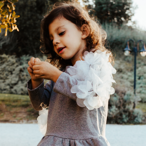 dettaglio manica con fiori completo da bambina in calda felpa grigia