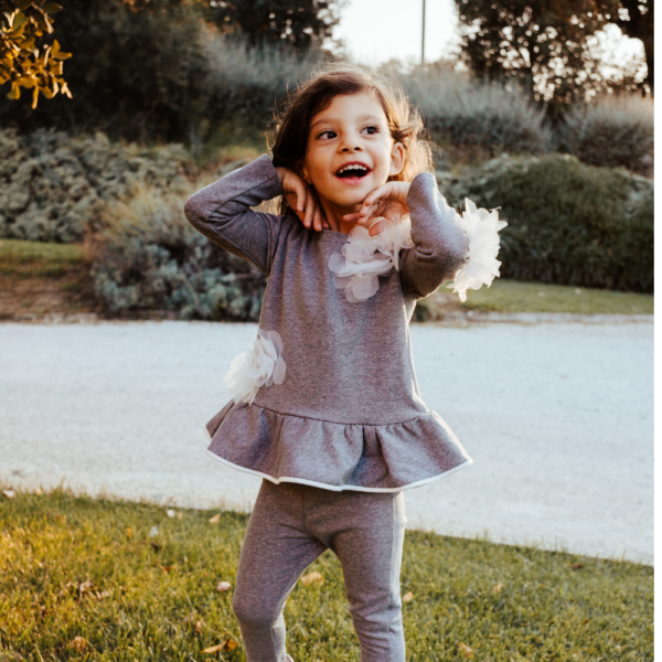 completo da bambina grigio in felpa grigio con fiori bianchi