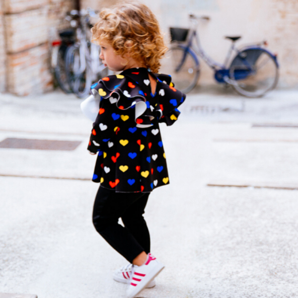 Completino neoprene maglia a cuori e pantalone nero da bambina