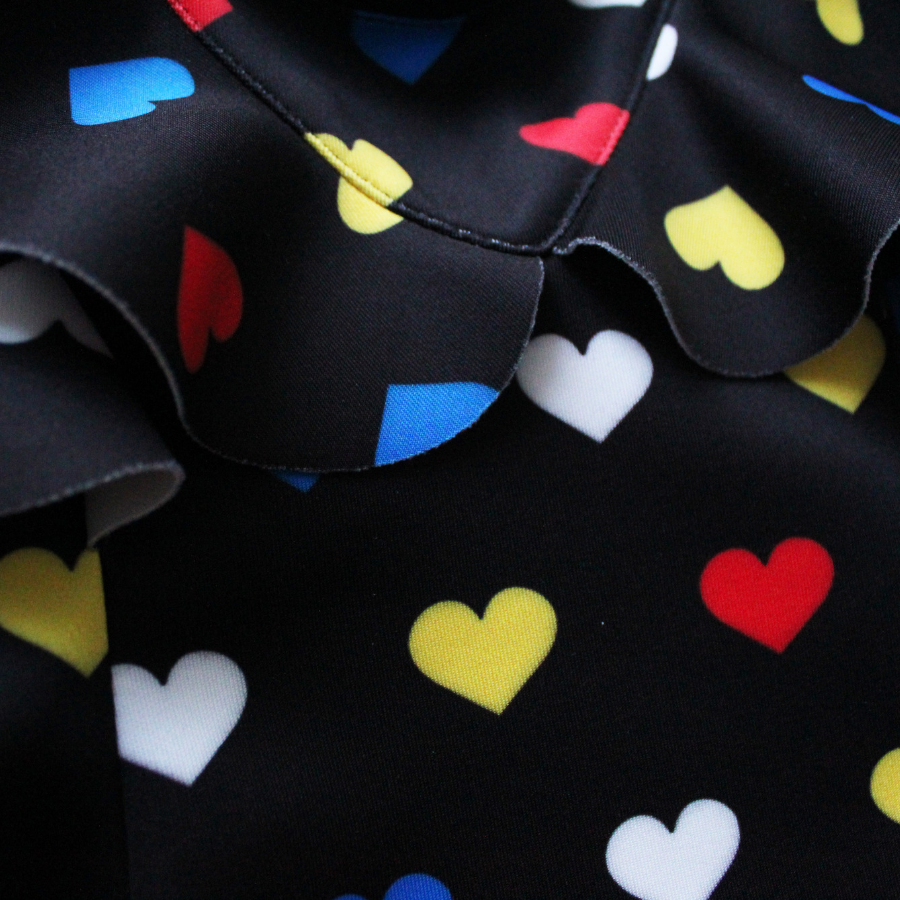 dettaglio maglia a cuori da bambina