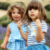 maglietta a righe blu con fiori in cotone da bambina