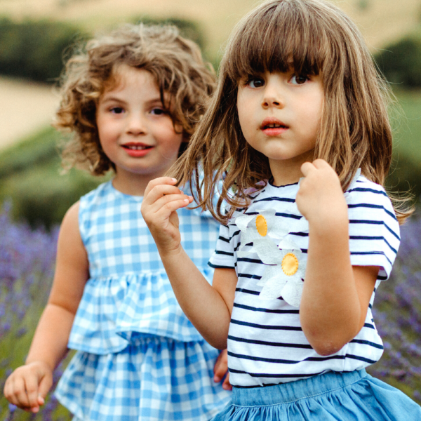 maglietta a righe blu con fiori in cotone da bambina