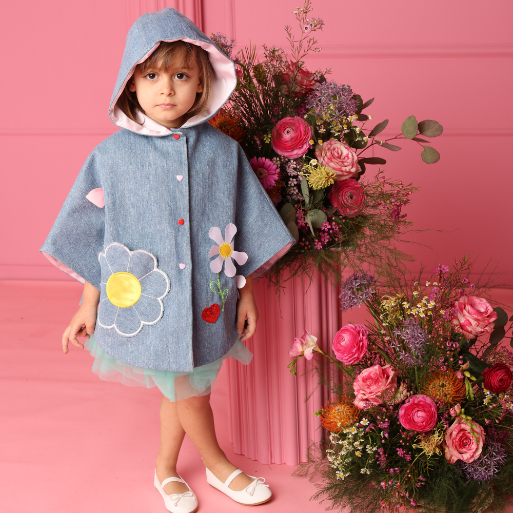 giubbetto in jeans da bambina con fiori ricamati