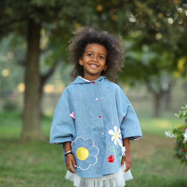 mantellina primaverile in jeans da bambina
