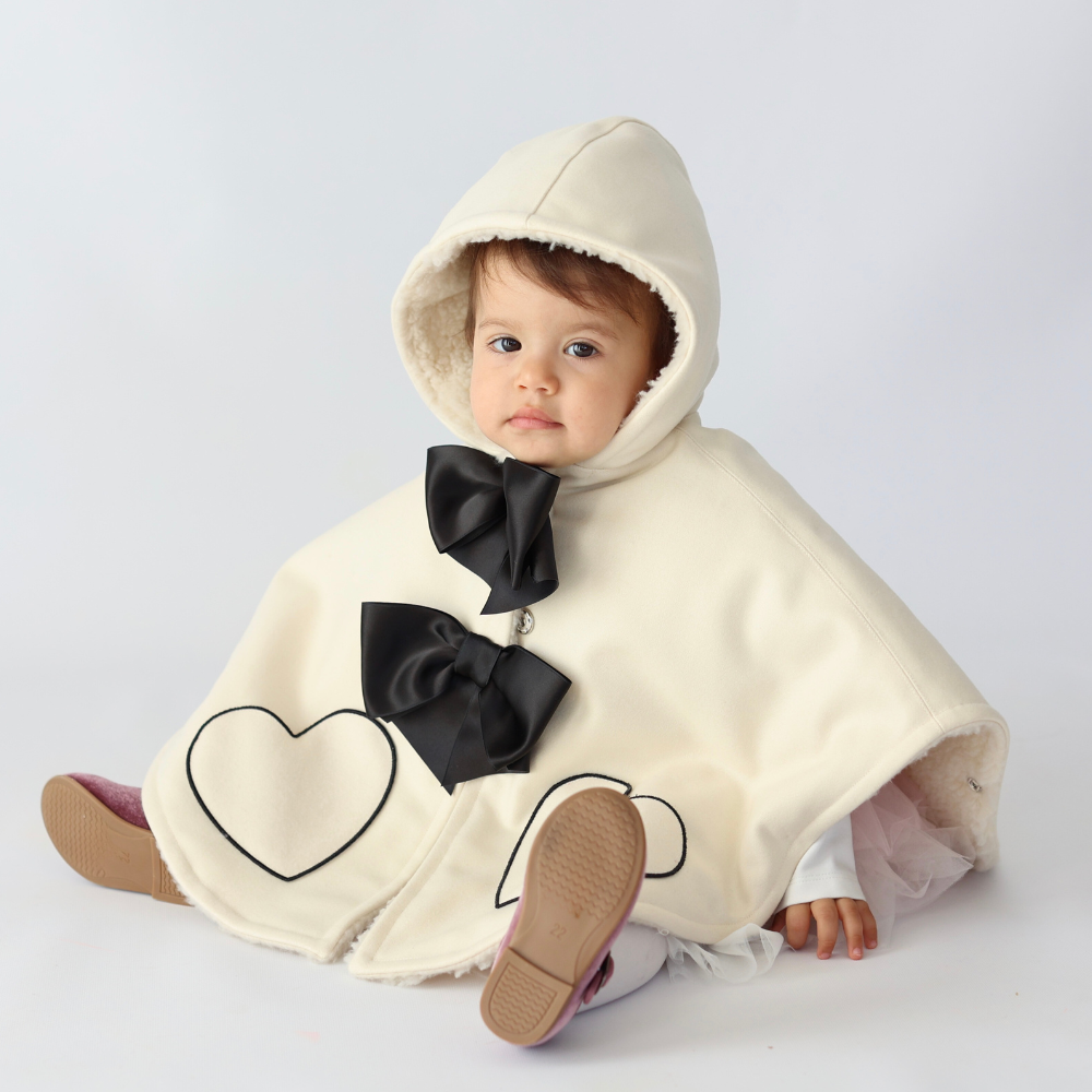 calda mantella con cappuccio in lana con fiocchi neri per l'inverno della tua neonata