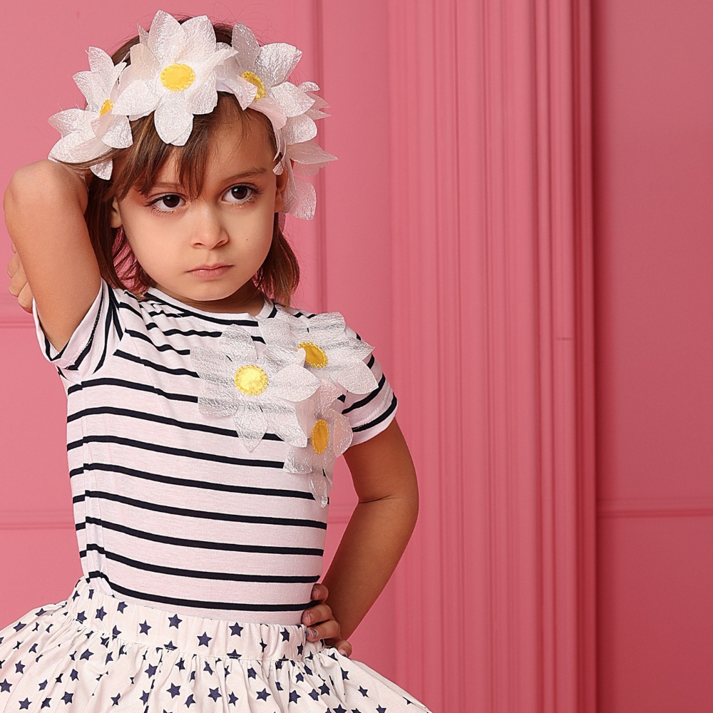 maglia e fascia con fiori in organza bianco