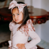fascia fiocco rosa da bambina e maglia rosa