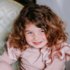 dettaglio maglia rosa da bambina in caldo cotone