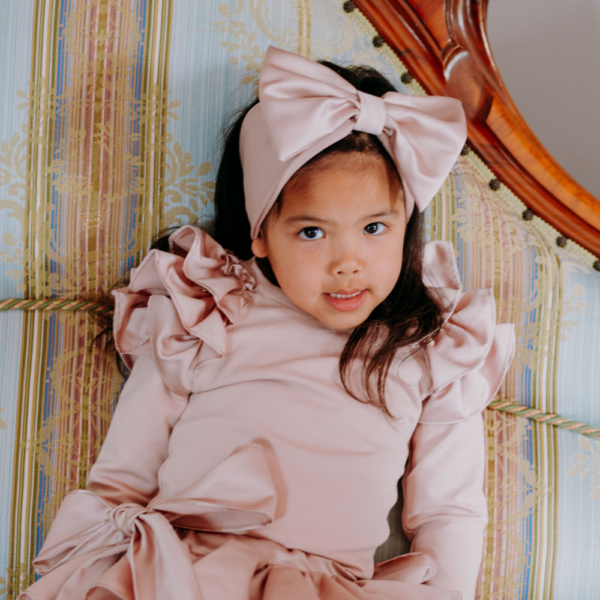 maglia in caldo cotone rosa cipria da bambina e fascia fiocco