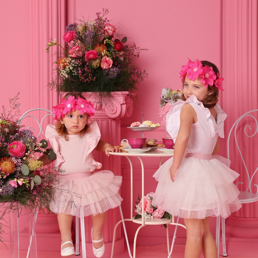 body in cotone bianco da bambina e gonna in tulle bianca