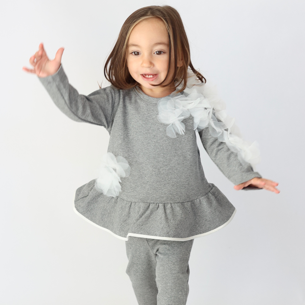 completo maglia pantalone felpato grigio con fiori da bambina