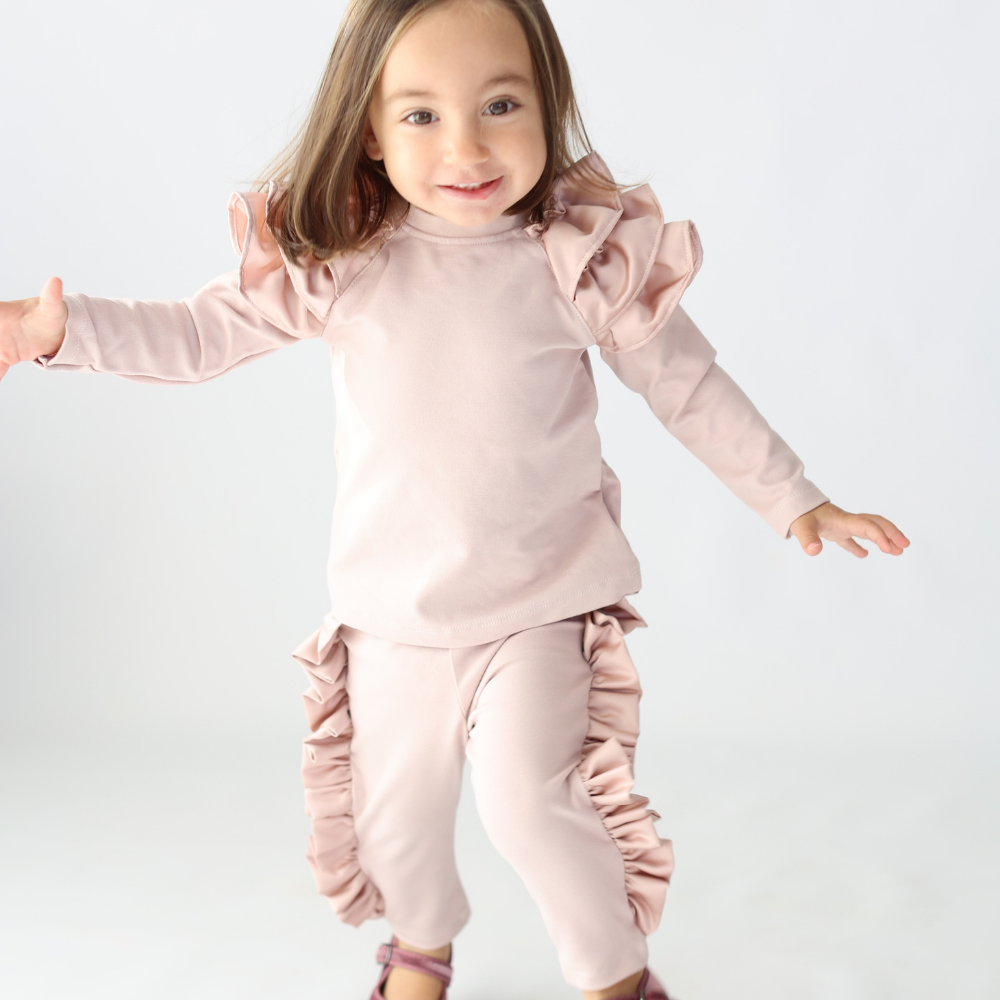 maglia e pantalone rosa da bambina con manica voluminosa e dettagli pantalone